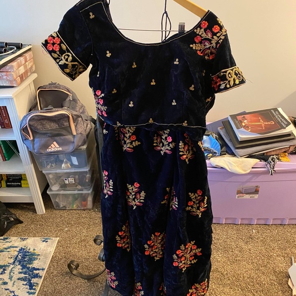 Velvetty Lahenga - Picture 2 of 3